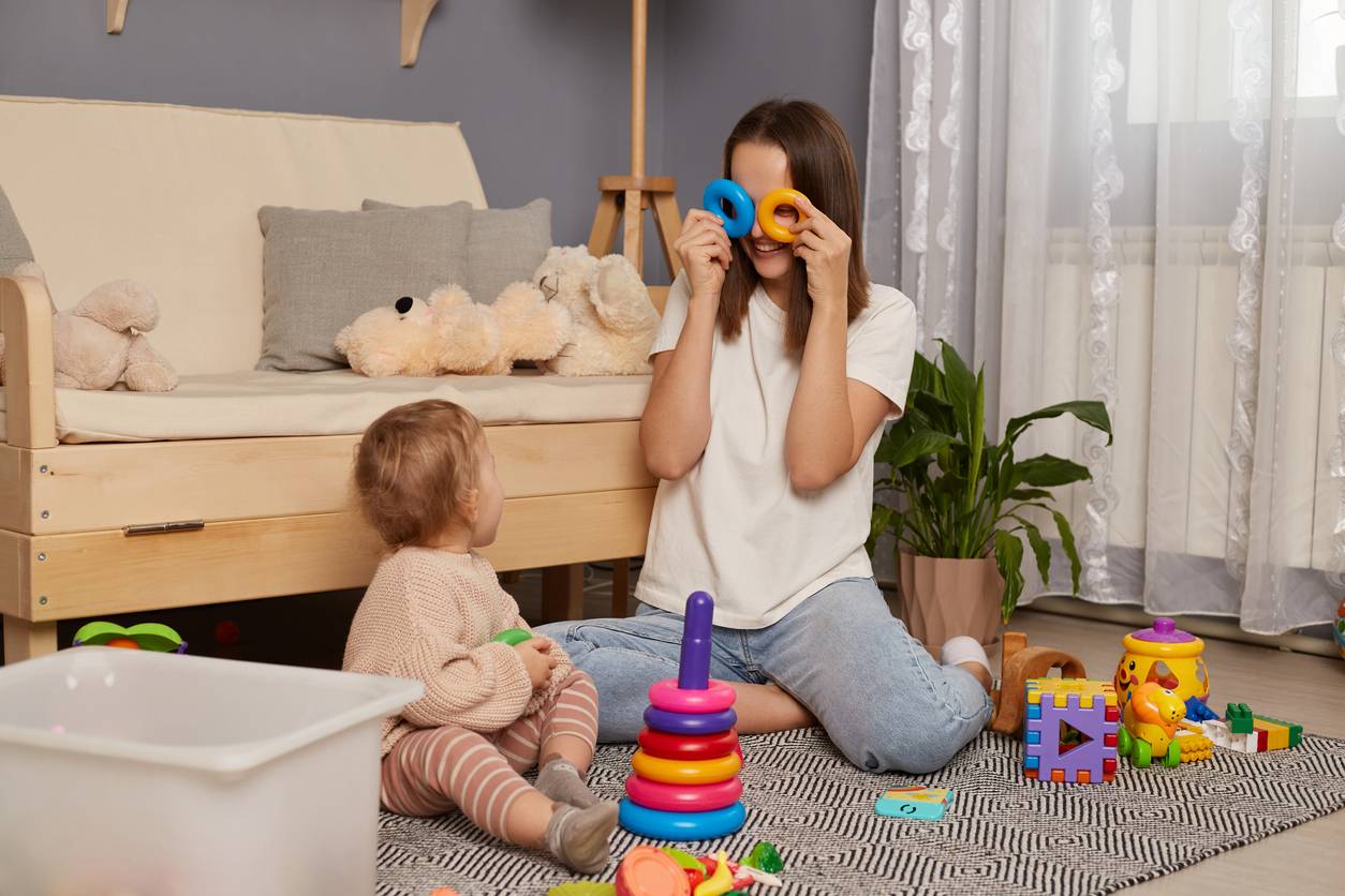 nounou enfant tout-petit jeu métier emploi formation